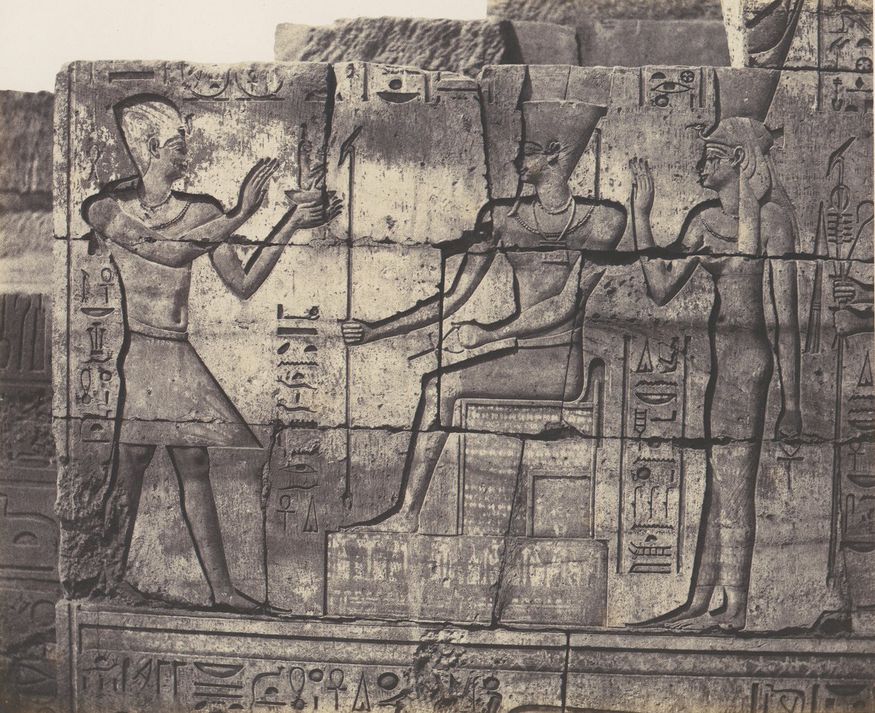 Karnak Theben, Building in Ruins - Skulpturer fra den indre veggen..., 1851-52, trykt 1853-54. av Félix Teynard