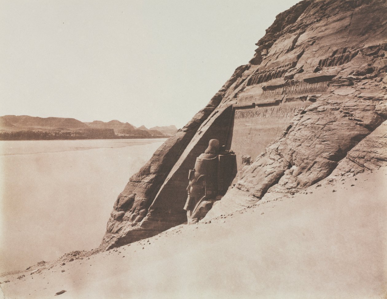 Large Speos - Utsikt tatt fra Sand Slope Temple of Ramesses II, Abu Simbel, 1851-1852. av Félix Teynard