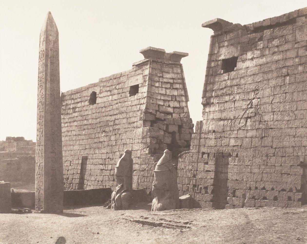 Louksor Theben, Anterior Construction - Pylon, Colossi and Obelisk, 1851-52, trykt 1853-54. av Félix Teynard