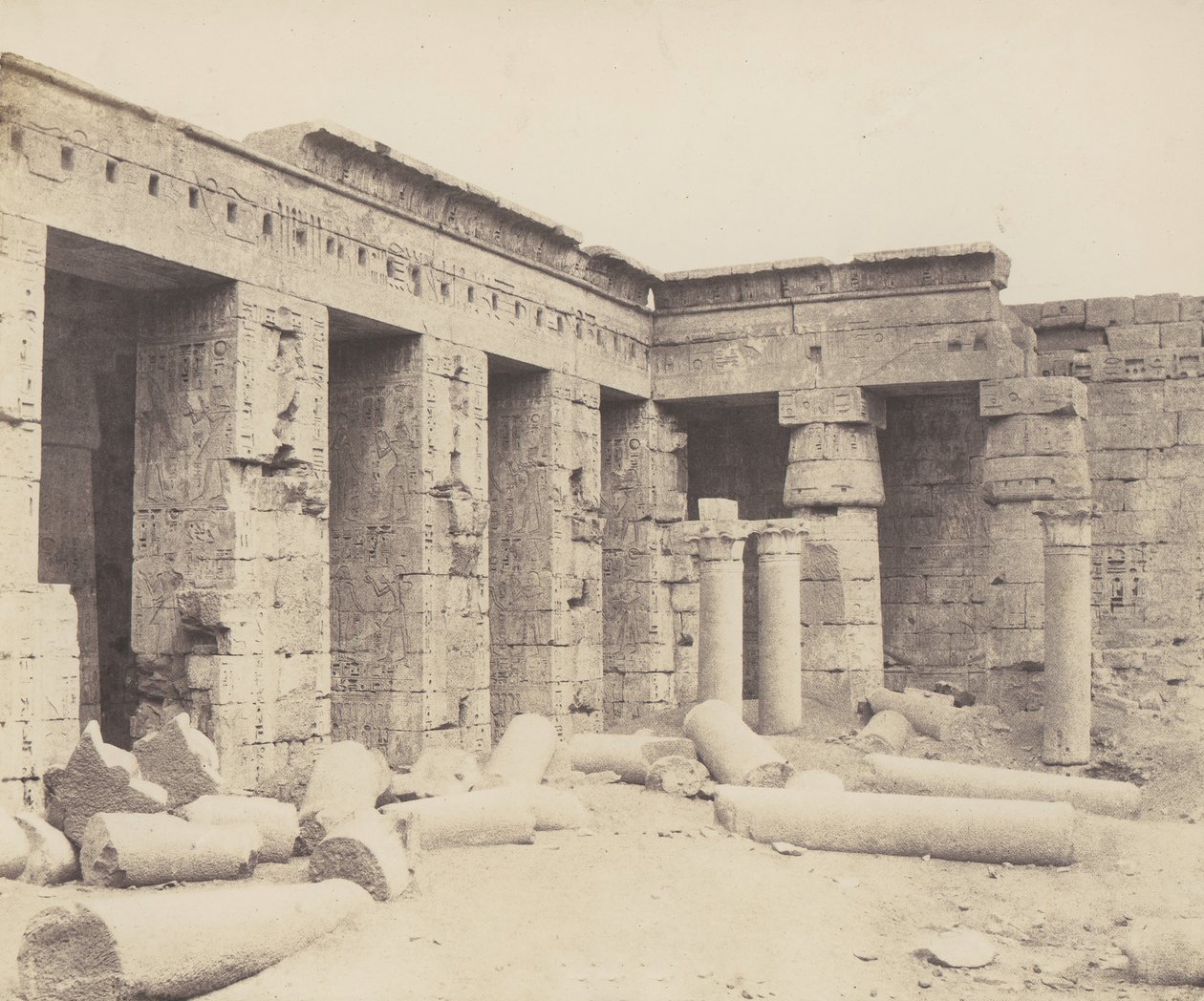Medinet-Abu Theben. Senere konstruksjoner - Second Court, 1851-52, trykt 1853-54. av Félix Teynard