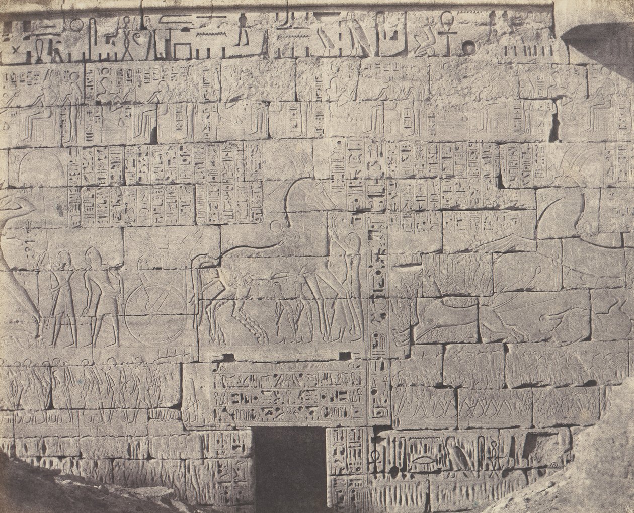 Medinet-Abou Thebes, Constructions Posteriores - Fragment de Sculpt..., 1851-52, trykt 1853-54. av Félix Teynard