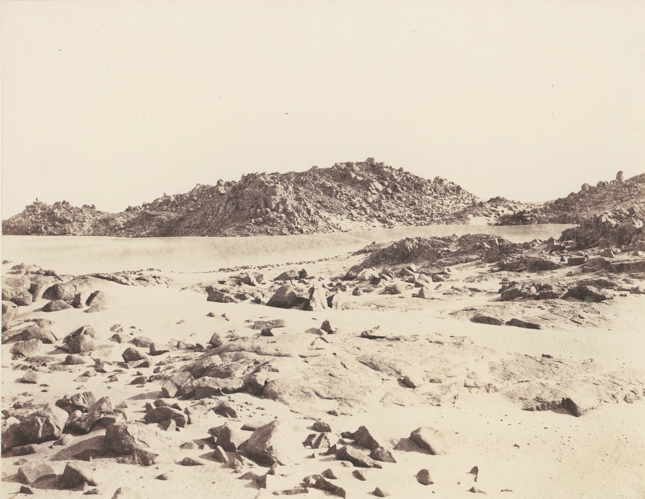 Første grå stær, granittfjell dekket med sand, 1851-52, trykt 1853-54. av Félix Teynard