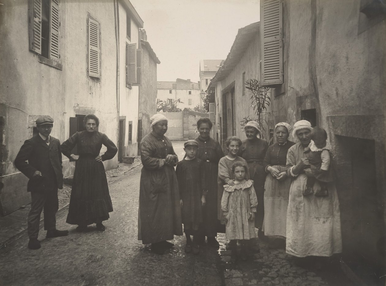 [Gruppe voksne og barn i en landsbygate i Auvergne], ca. 1910. av Félix Thiollier