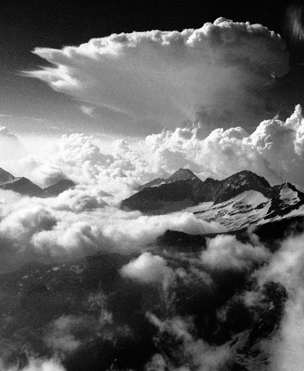 Klatring opp Breithorn, toppen av Monte Rosa-kjeden. av Fosco Maraini