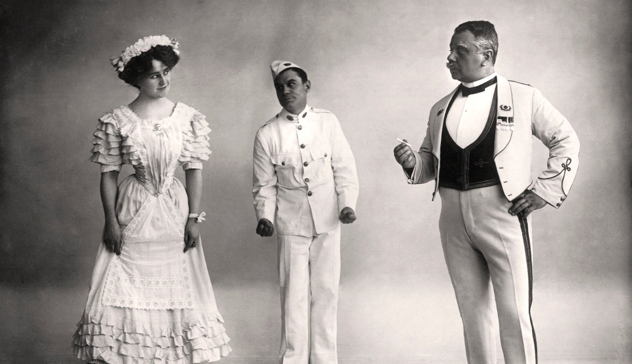 Florence Jameson, Reginald Switz og Alfred Clarke i en scene fra The Blue Moon, 1900-tallet. av Foulsham and Banfield