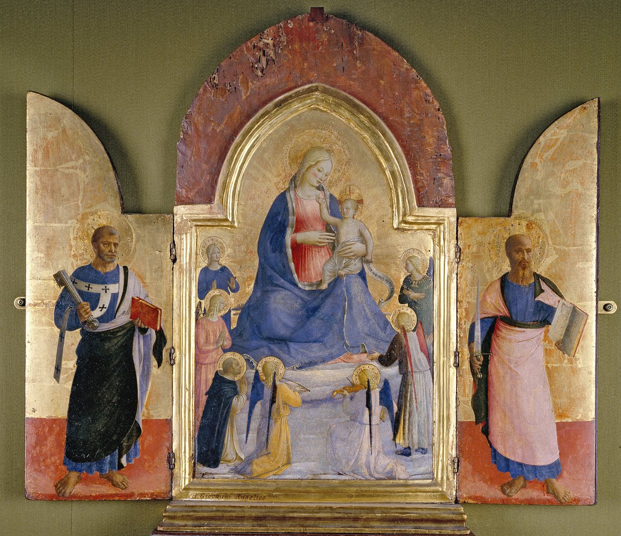 Jomfruen og barnet med engler og dominikanske hellige, St Peter (til venstre) og St Paul (til høyre) (tempera og forgylling på panel) av Fra Angelico