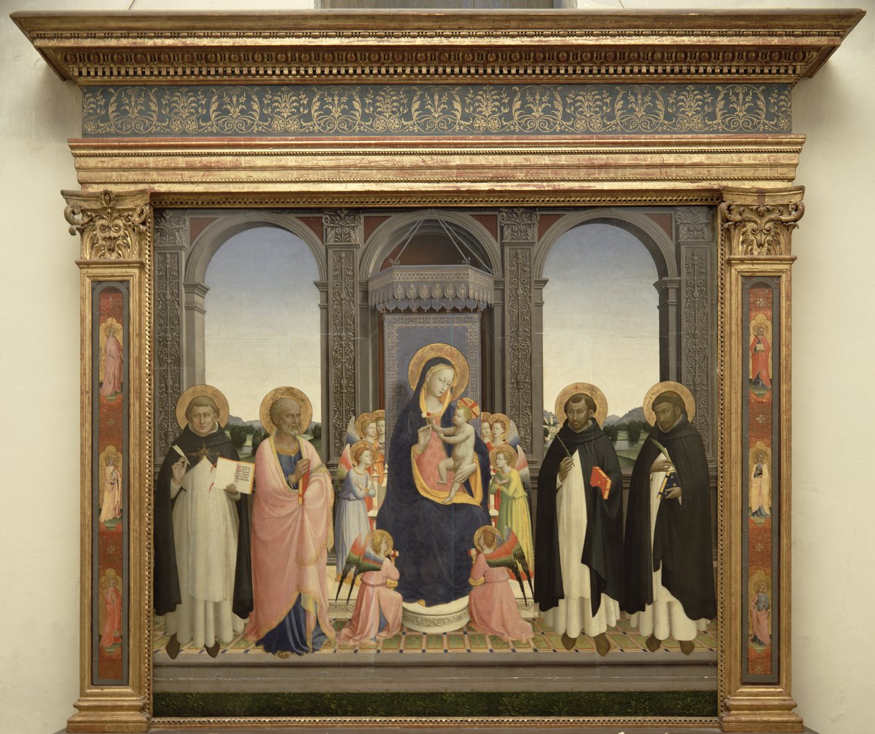Jomfru og barn tronet med engler og St. Thomas Aquinas, St. Barnabas, St. Dominic og St. Peter Martyr, ca. 1422 (tempera på panel) (se 238446 og 43913) av Fra Angelico
