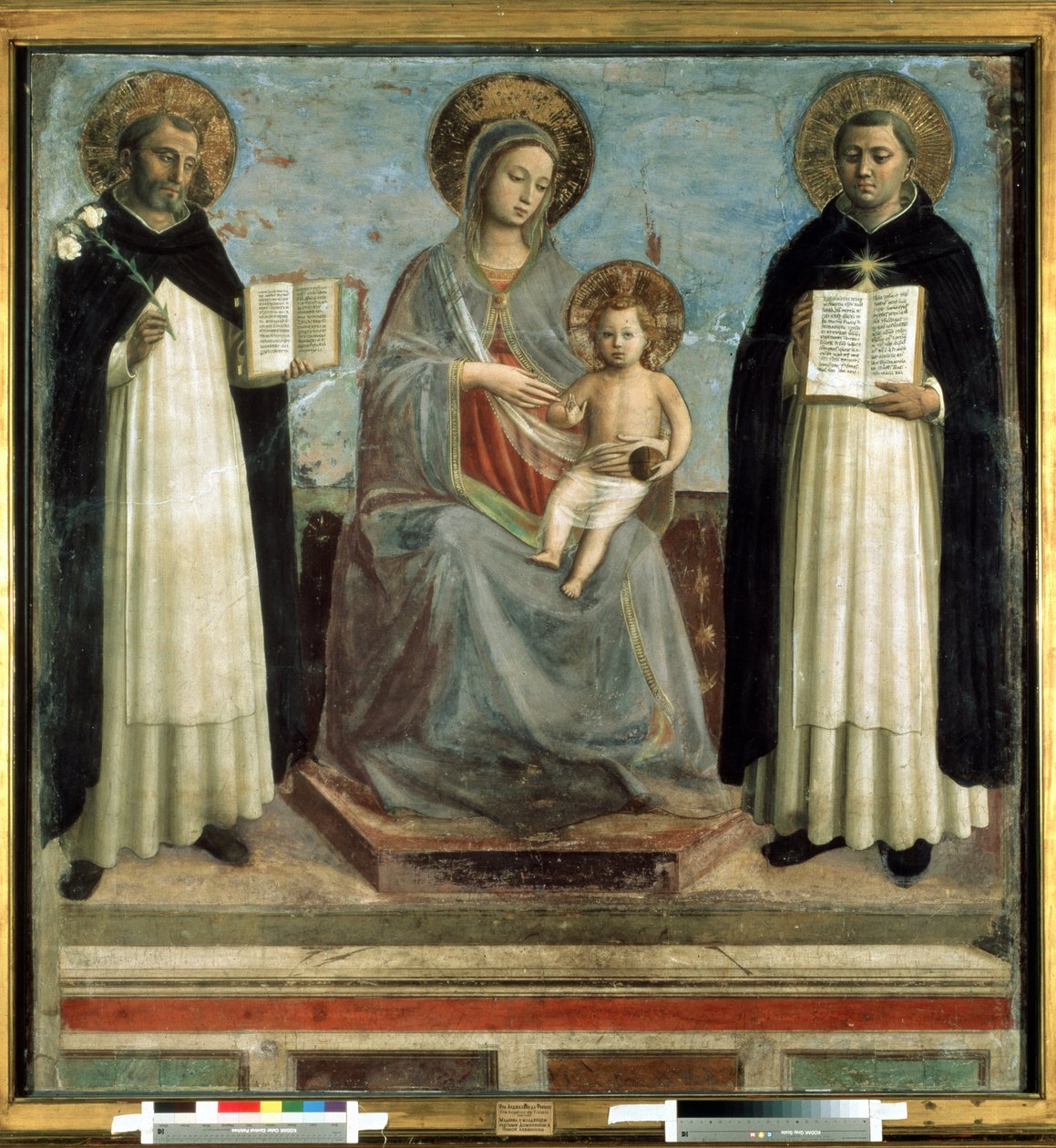 ""Madonna og barn omgitt av Saint Dominic de Guzman (1170-1221), grunnlegger av den dominikanske orden og Saint Thomas Aquinas (1225-1274) kirkens doktor"" (Jomfruen og barnet med Sts Dominic og Thomas Aquinas) Valpesyke på mistelteintre av Fra (c.1387 1455) Angelico