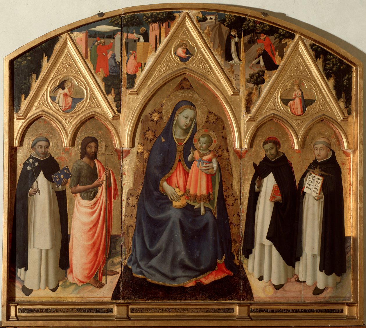 Jomfru og barn omgitt av St. Dominica, St. Johannes døperen, St. Thomas av Aquinas og St. Peter martyr. (St. Peter av Verona Triptych, tempera på panel av Fra  Angelico