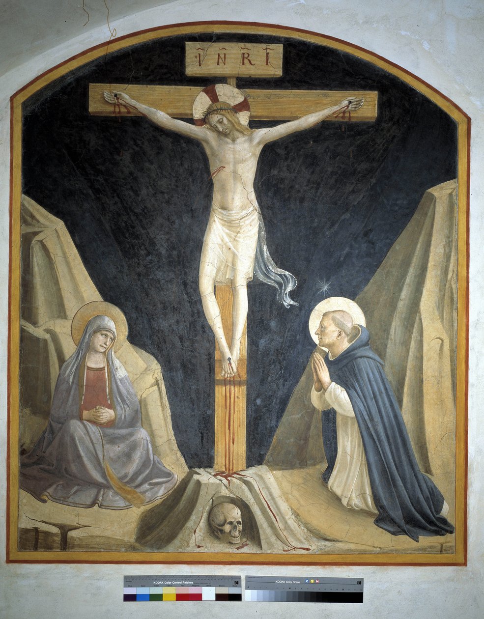 Korsfestelse med jomfru Maria og Saint Dominic. Inskripsjon "INRI" på korset 1442 av Fra Angelico