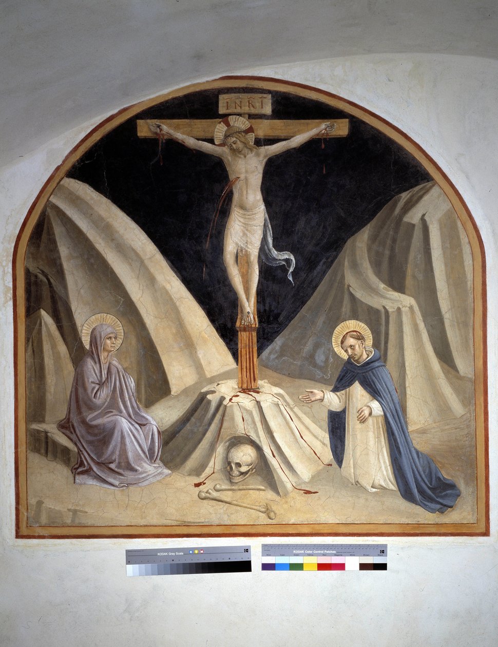 Korsfestelse med jomfru Maria og Saint Dominic. Inskripsjon "INRI" på korset 1442 av Fra Angelico