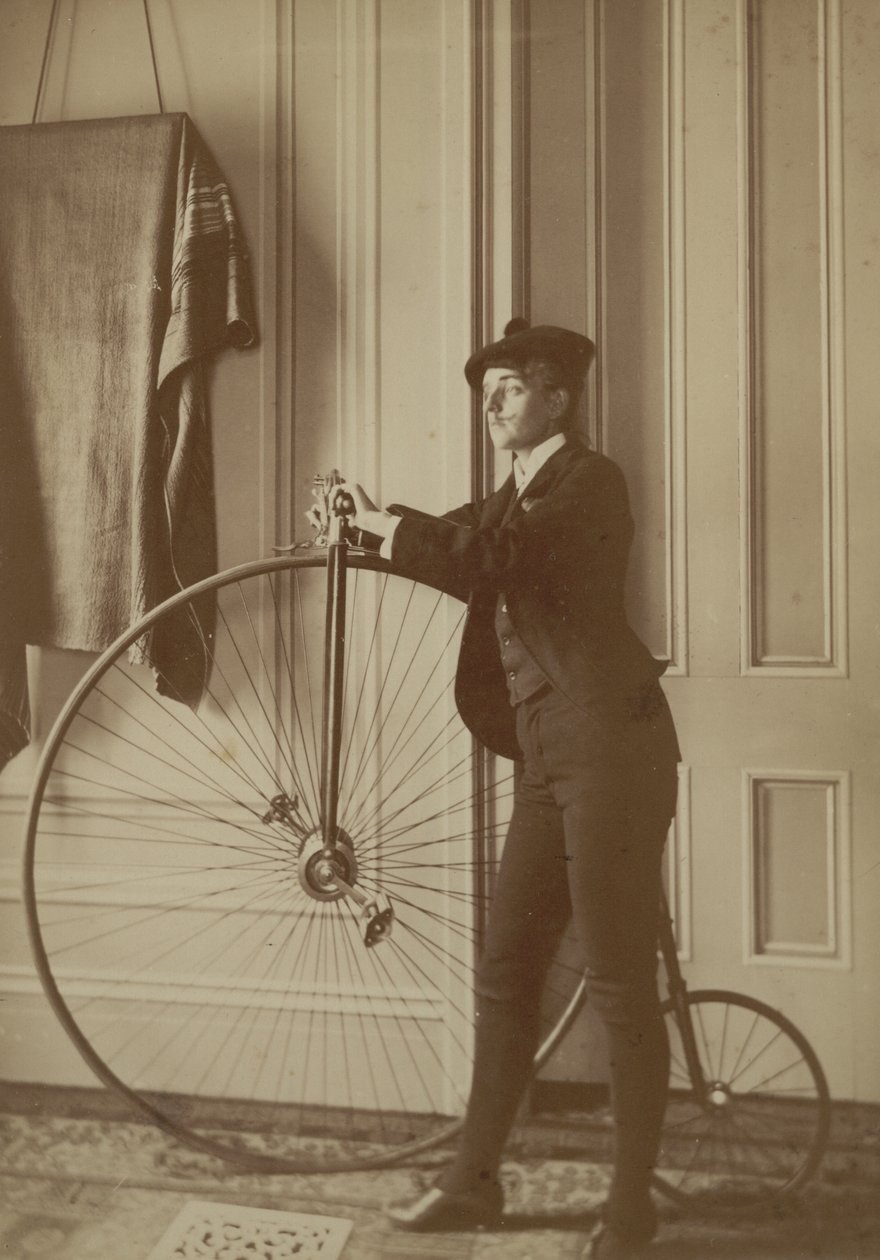Inne i huset med en Penny Farthing-sykkel, ca. 1890 (sepia-bilde) av Frances Benjamin Johnston