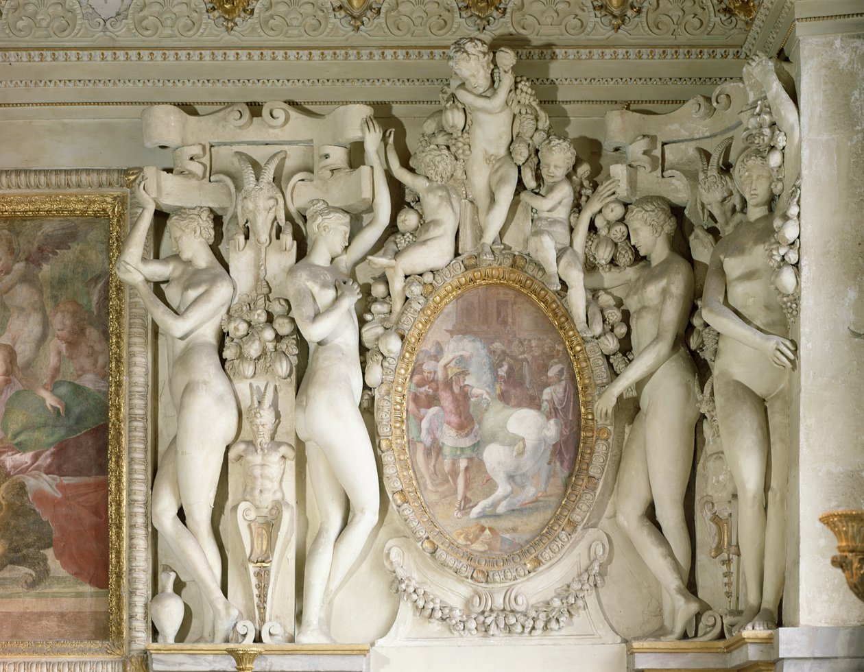 Kvinnelige skikkelser og kjeruber rundt et maleri av Alexander den store (356-323) som trener Bucephalus, fra Escalier du Roi (stucco) av Francesco Primaticcio