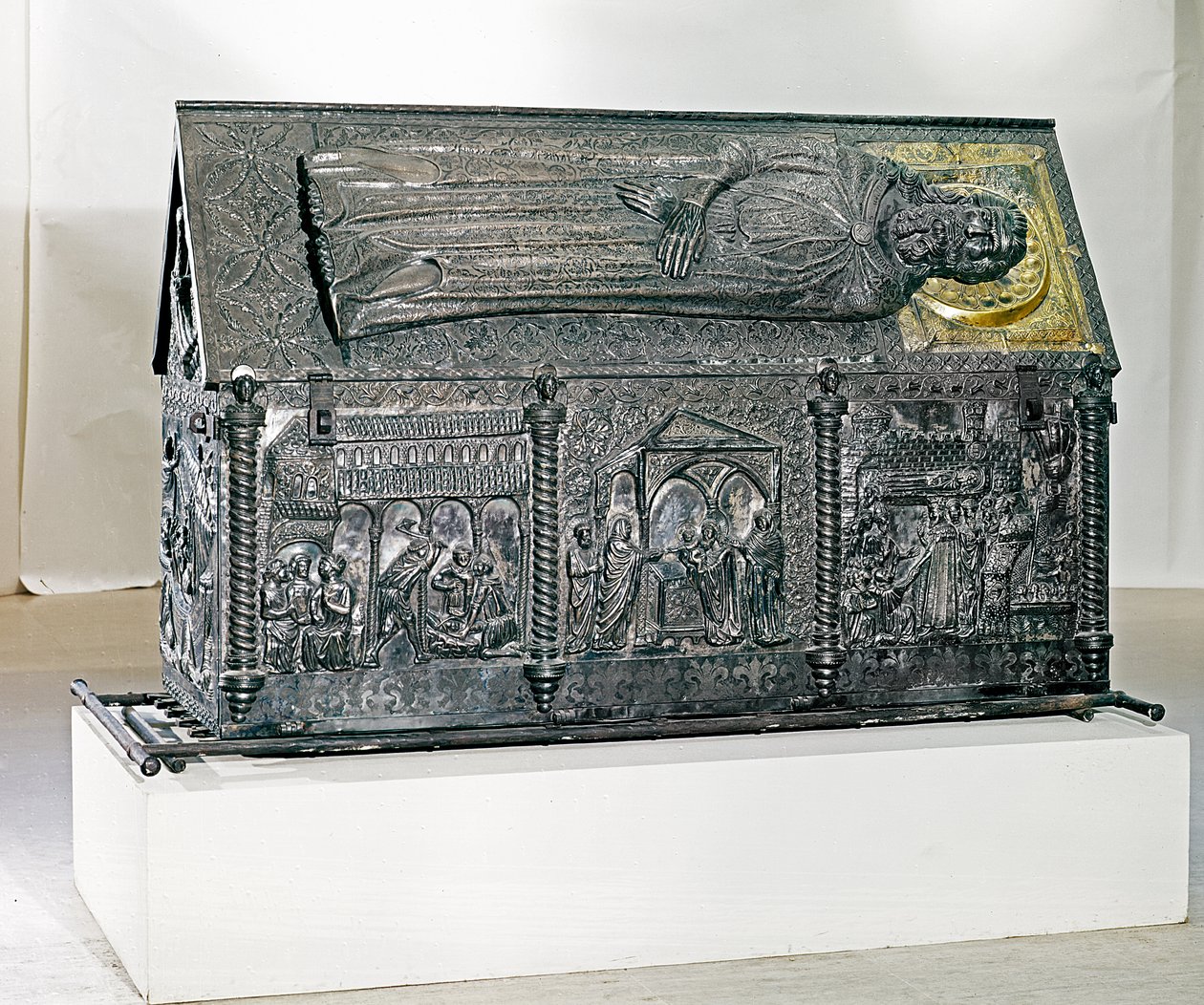 Kist som inneholder restene av St. Simeon, bestilt av Elizabeth, kone til kong Ludwig I av Anjou, 1377-80 (forgylt sølv) av Francesco da Milano