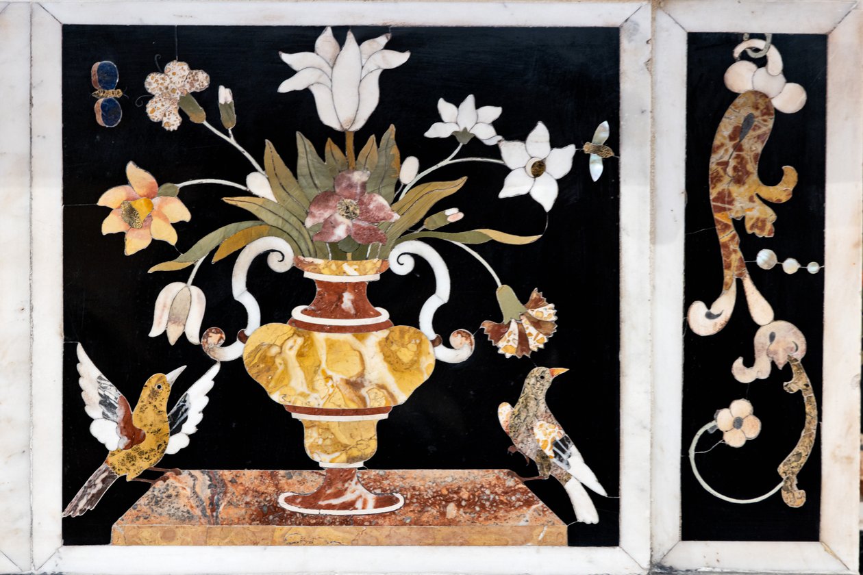 Hovedalteret, utstyrt med to bord, overbygd av et storslått marmortabernakel, detalj av Francesco Antonio Corbarelli