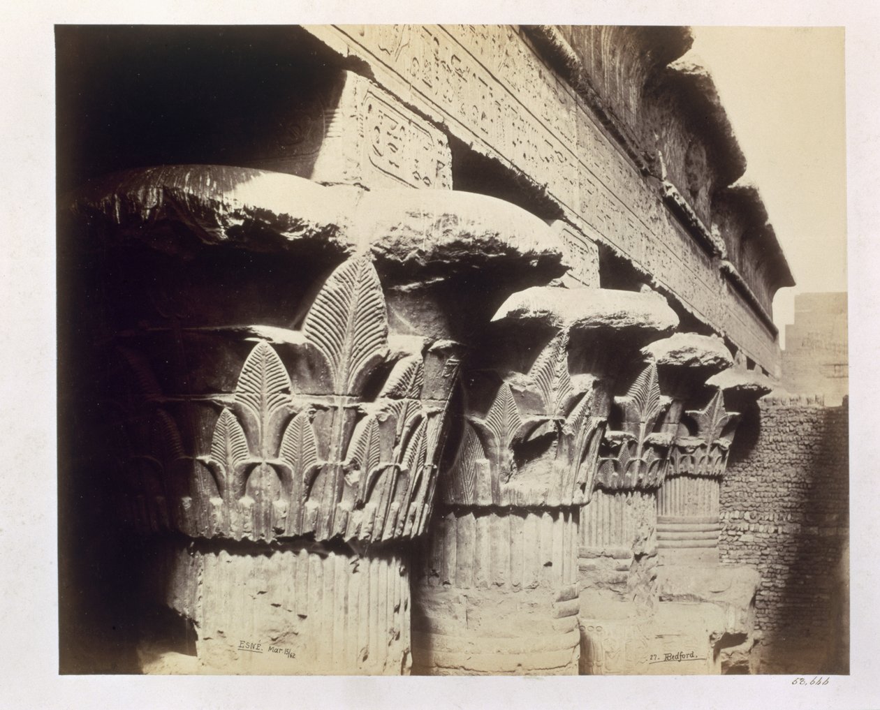 Portikkens hovedsteder, Khnum-tempelet, Esna, 1862 (sepia-bilde) av Francis Bedford