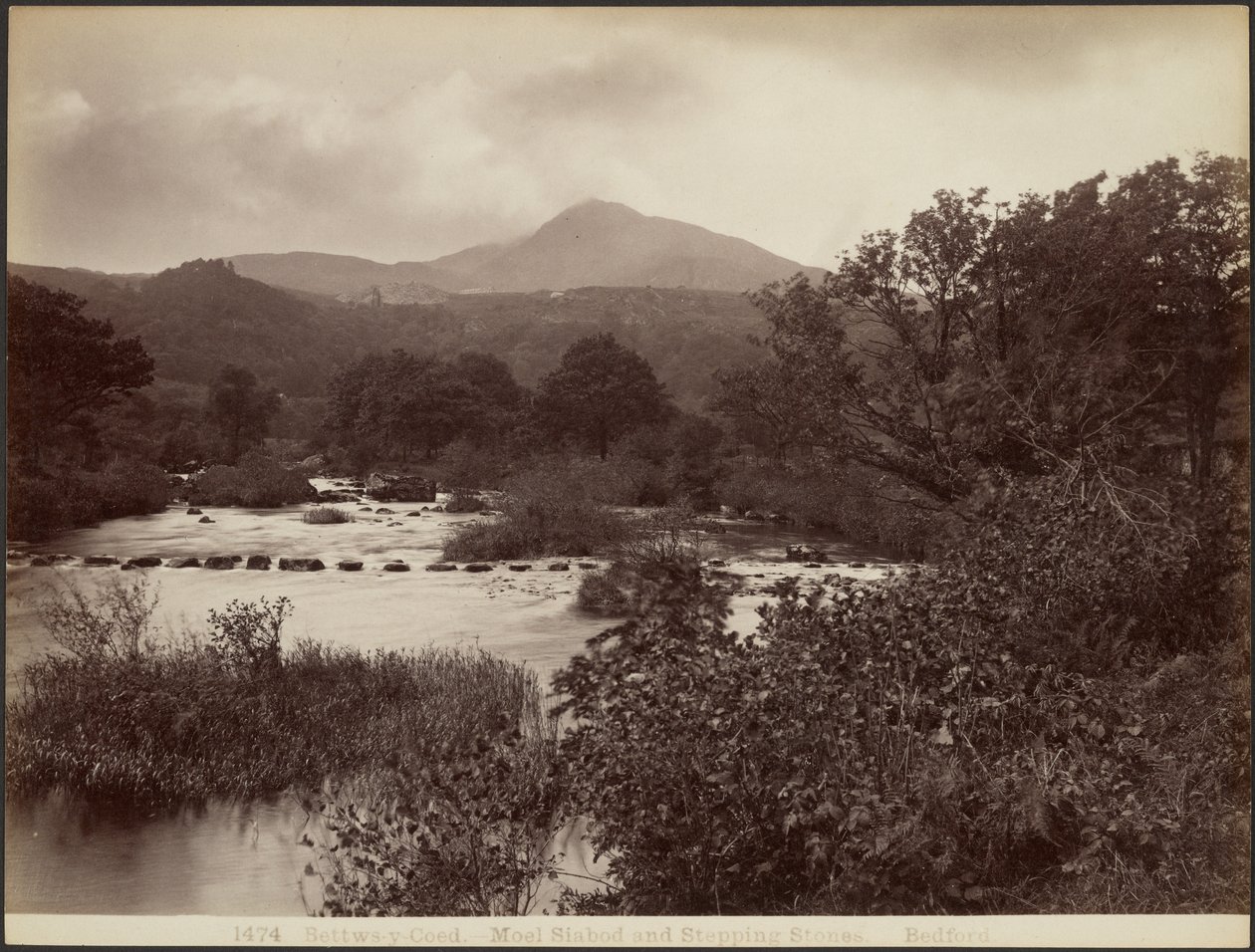 Bettws-y-Coed. Moel Siabod og vadesteiner av Francis Bedford