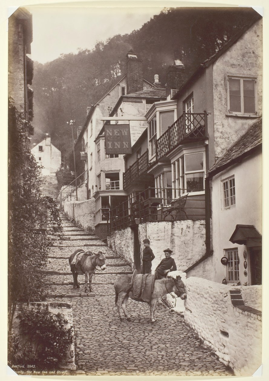Clovelly, New Inn and Street, 186094. av Francis Bedford