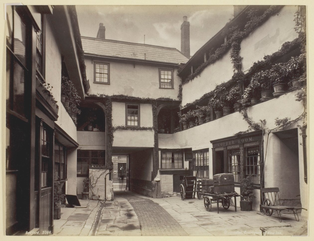 Gloucester, Courtyard of New Inn av Francis Bedford