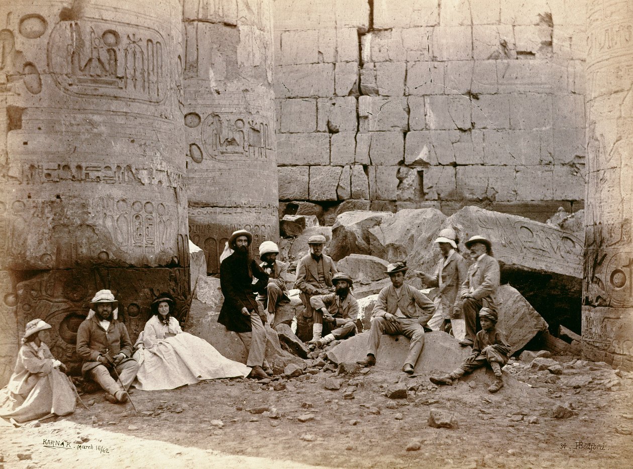 Gruppefotografi i Hall of Columns, Karnak, Egypt, 1862 av Francis Bedford
