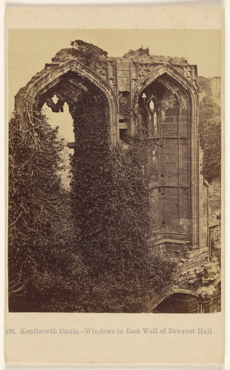 Kenilworth Castle - vinduer i bankettsalens østvegg av Francis Bedford