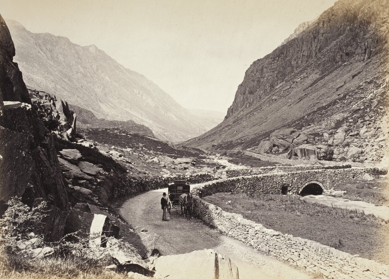 Llanberis, passet, sett ovenfra broen, nr. 2. (524) av Francis Bedford