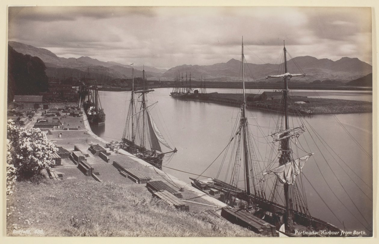 Portmadoc havn fra Borth, 186094. av Francis Bedford