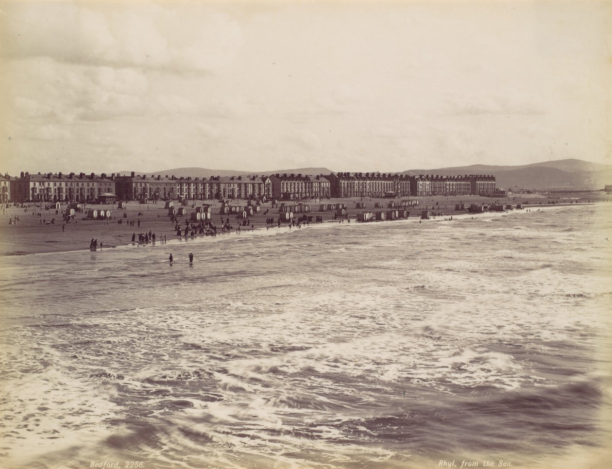 Rhyl, fra havet, 1870-tallet. av Francis Bedford