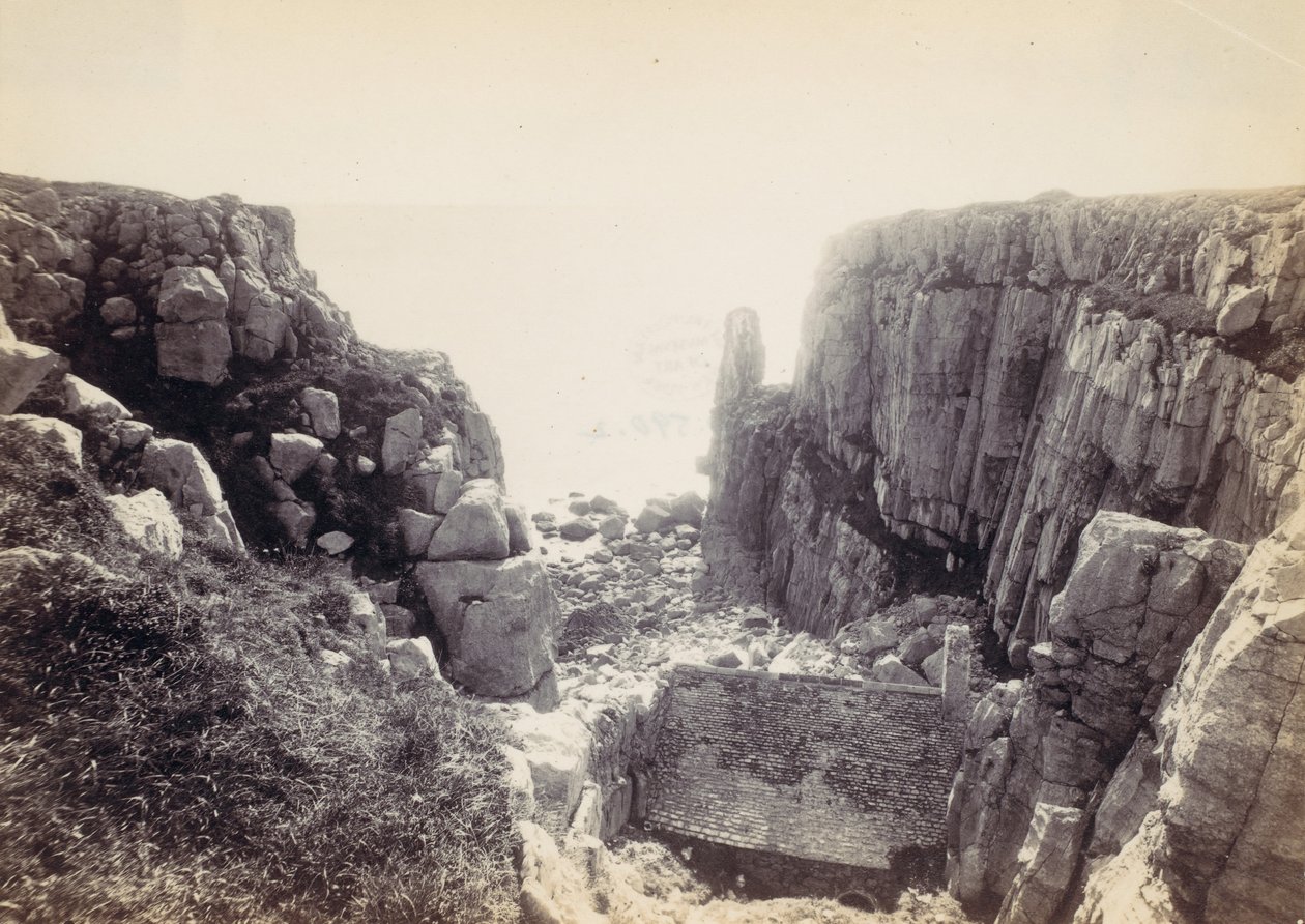 [Rocky Inlet with Seascape], 1870-tallet. av Francis Bedford
