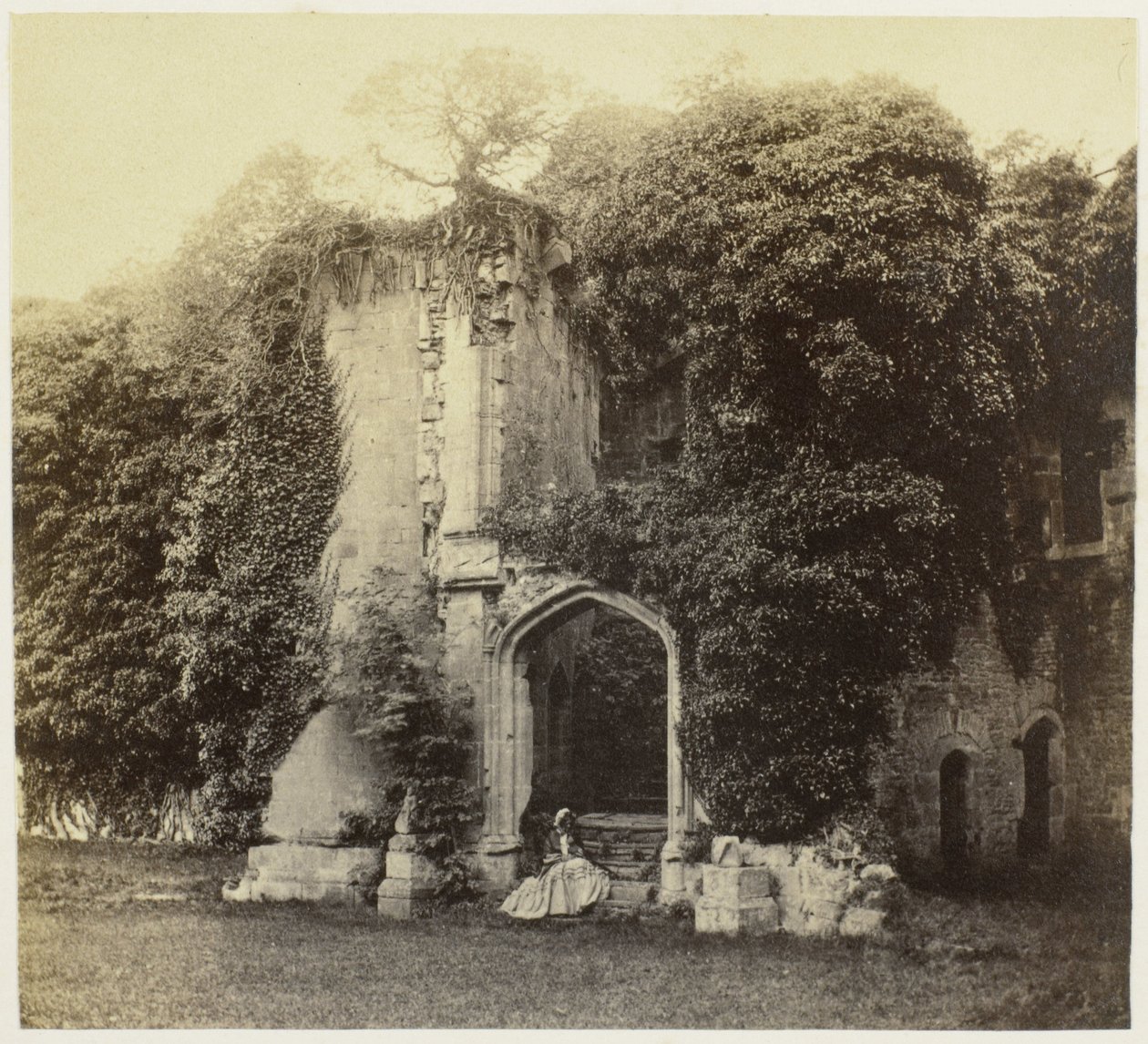 Ruïne van Raglan Castle i Monmouthshire Raglan slott. Grand Staircase (tittel på objekt) av Francis Bedford