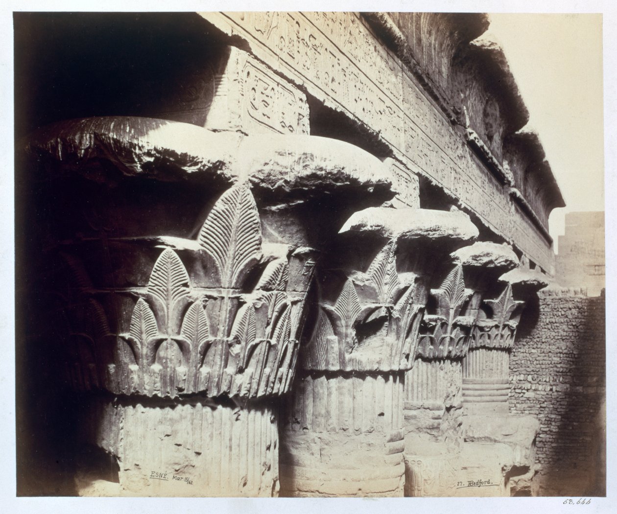 Hovedstedene i portikken, Temple of Khnum, Esna, Egypt, 1862 av Francis Bedford