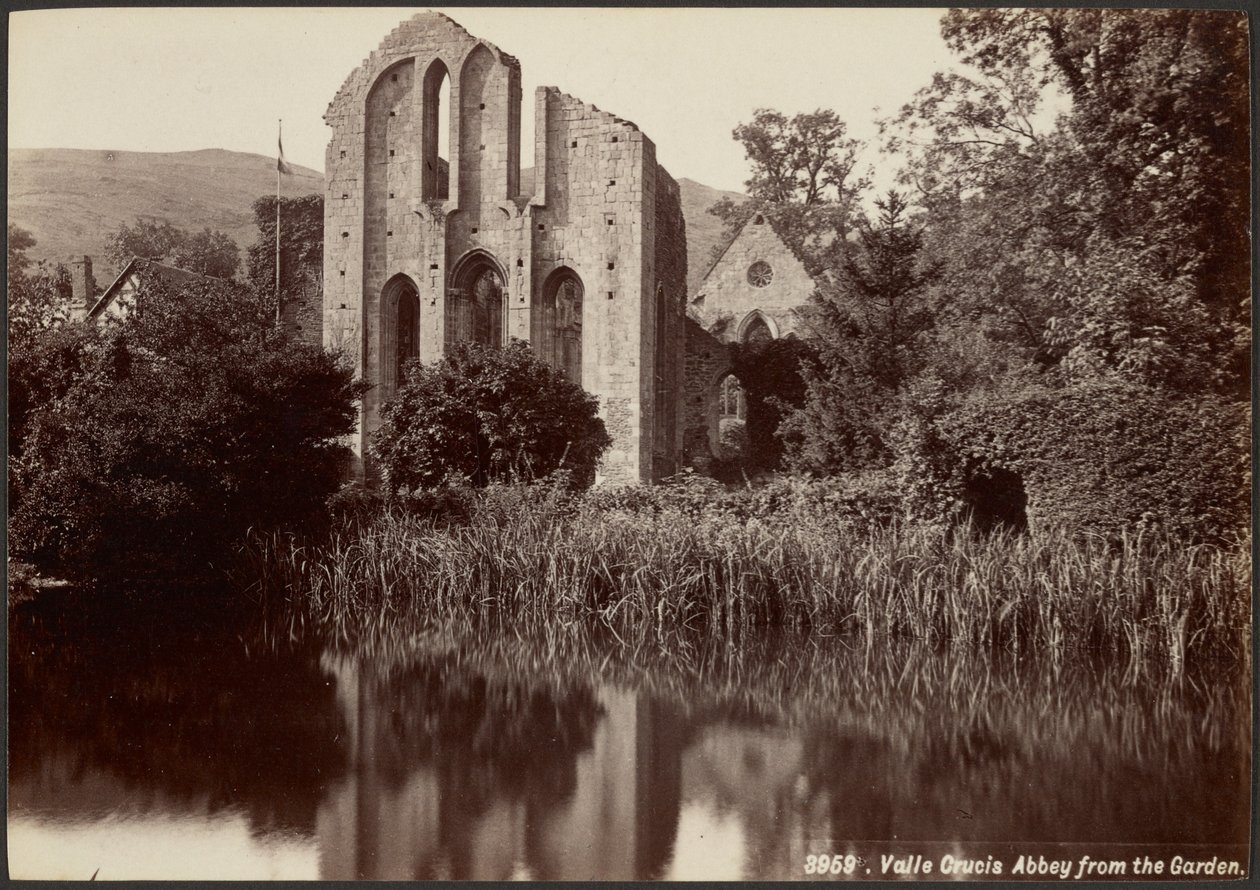 Valle Crucis Abbey sett fra hagen av Francis Bedford