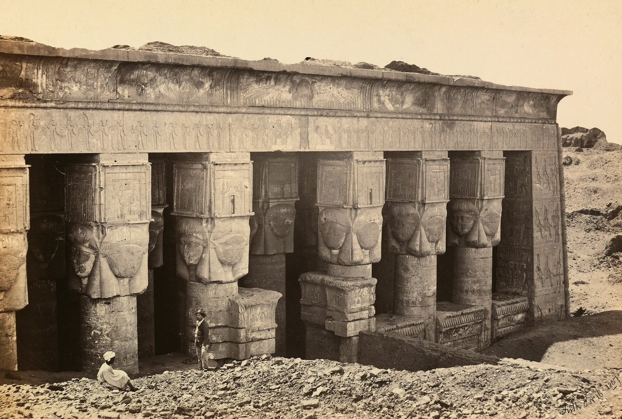 "Egypt og Palestina": fasade av pronaos til tempelet fra romertiden dedikert til gudinnen Hathor i Dandara, Øvre Egypt av Francis Frith
