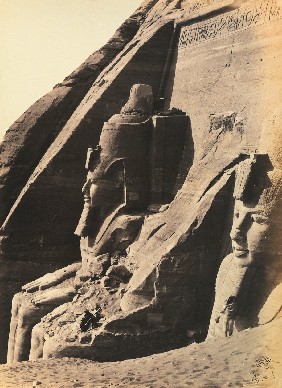 "Egypt og Palestina": kolossene til Ramses II på venstre side av fasaden til det store tempelet til Abu Simbel, i Nedre Nubia, Egypt av Francis Frith