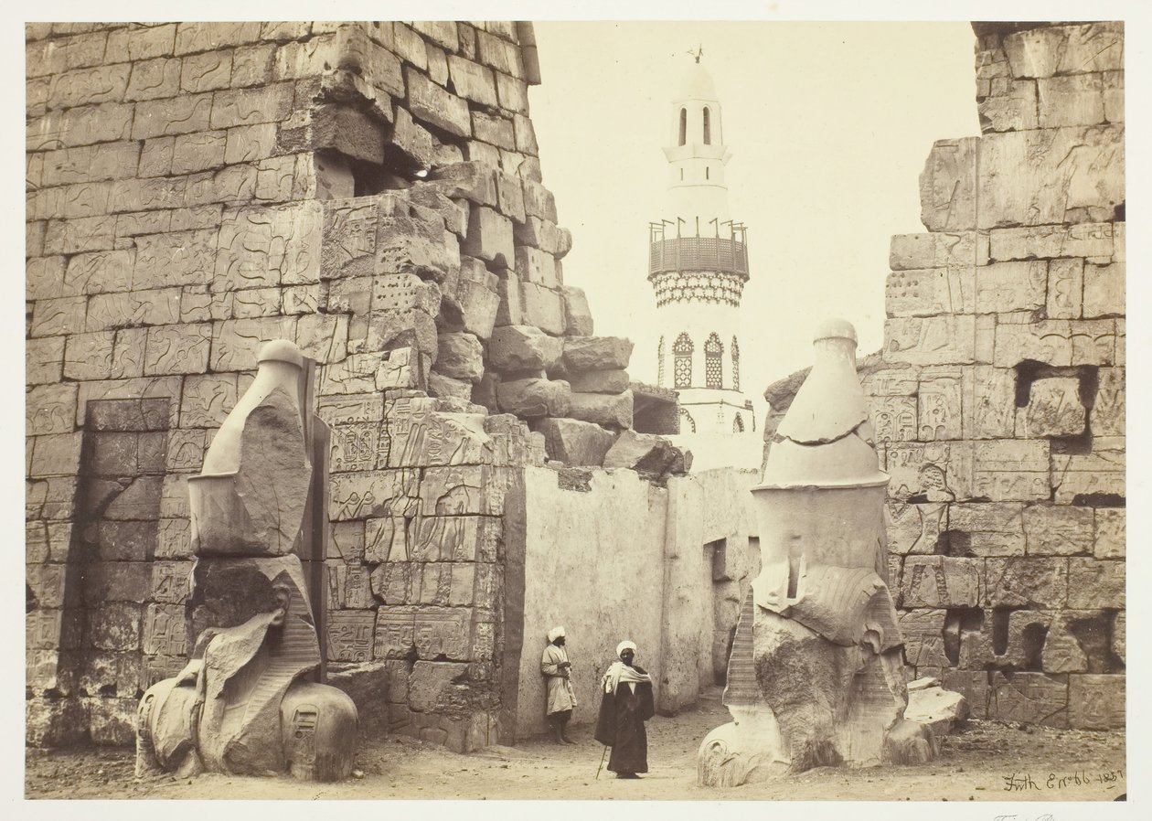 Inngang til det store tempelet, Luxor, 1857. av Francis Frith