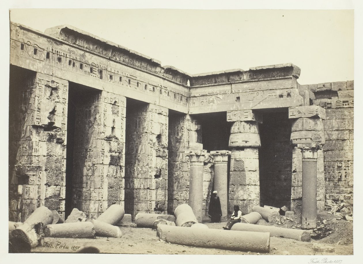Interiørretten i Medinet Habbo, Theben, 1857. av Francis Frith