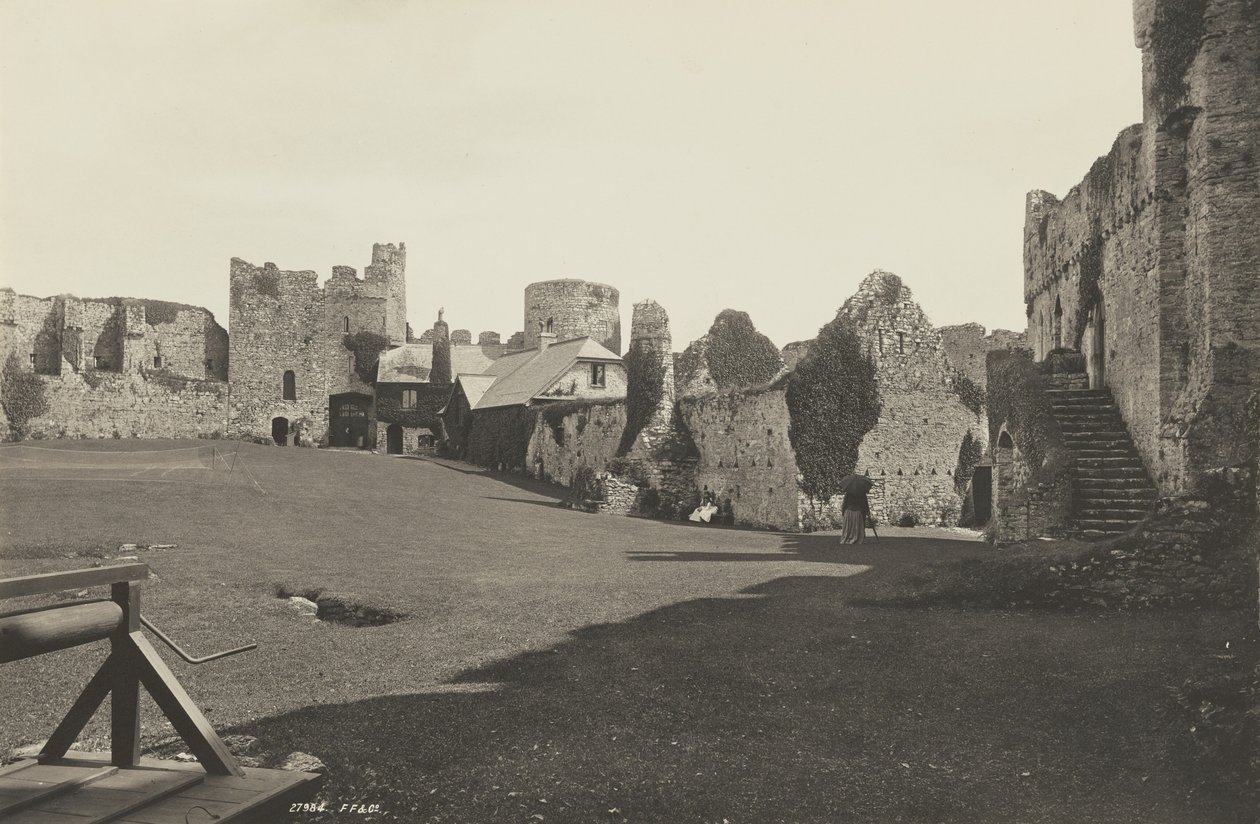 Gårdsplassen ved Manorbier Castle, Wales av Francis Frith