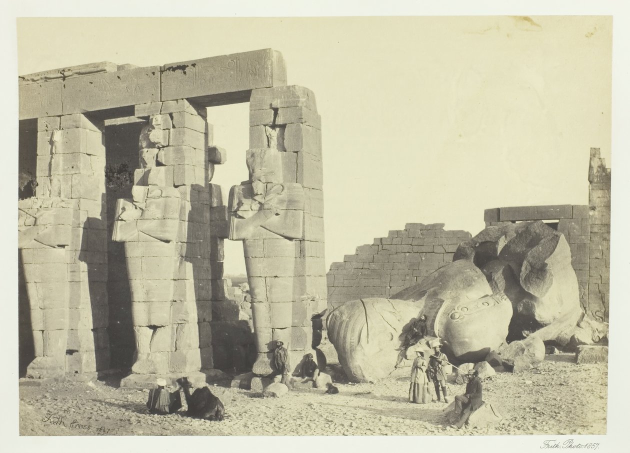 Osiris Pillars and Great Fallen Colossus, ved Memnonium, Theben, 1857. av Francis Frith