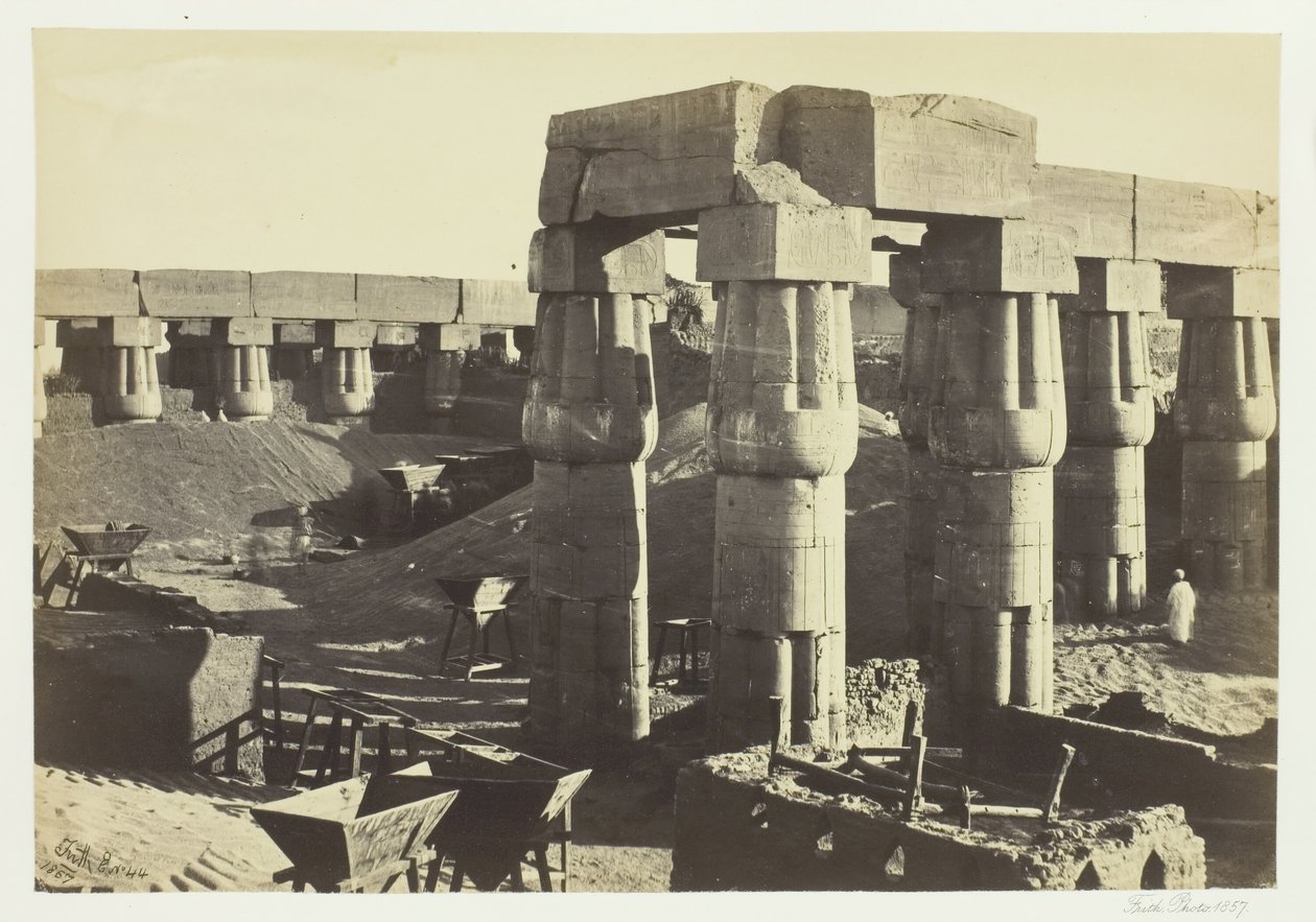 Del av det store tempelet The Government Stores, Luxor, 1857. av Francis Frith