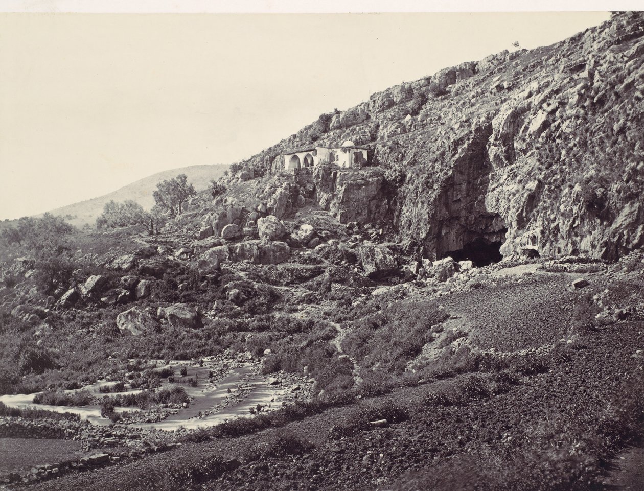 Hovedkilden til Jordan, strømmer fra en hule nær Banias, nær stedet for ..., ca. 1857. av Francis Frith