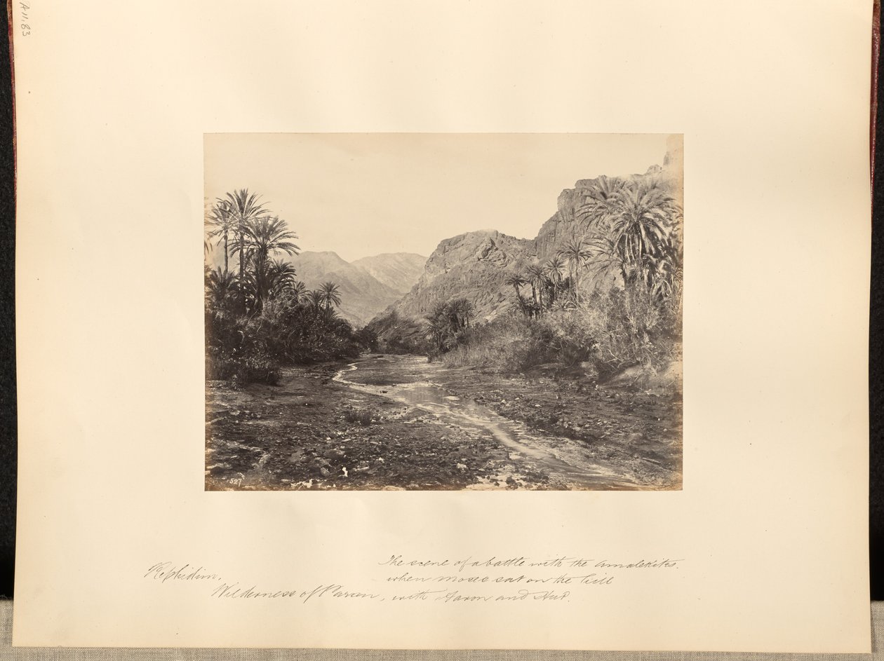 Refidim, Paran-ødemarken. Åstedet for et slag mot amalekittene da Moses satt på høyden med Aron og Hur. av Francis Frith