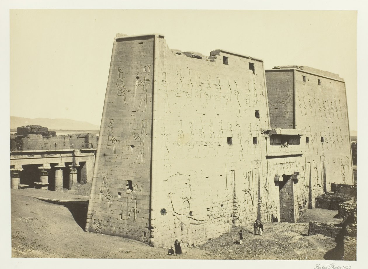 Den store pylonen ved Edfou, Øvre Egypt, 1857. av Francis Frith