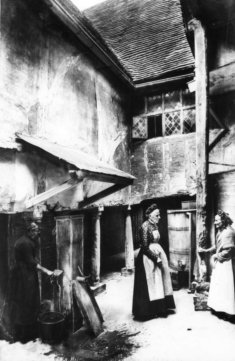 Den indre gårdsplassen til The Biggin, Hitchin, 1903 av Francis Frith