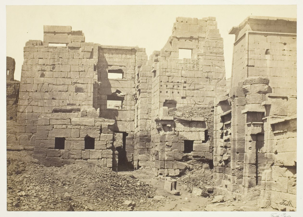Temple Palace, Medinet-Haboo, ca. 1857. av Francis Frith