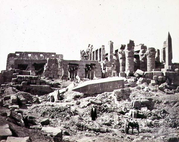 El-Karnak-tempelet fra sørøst, ca. 1856-59 (sepia-bilde) av Francis Frith