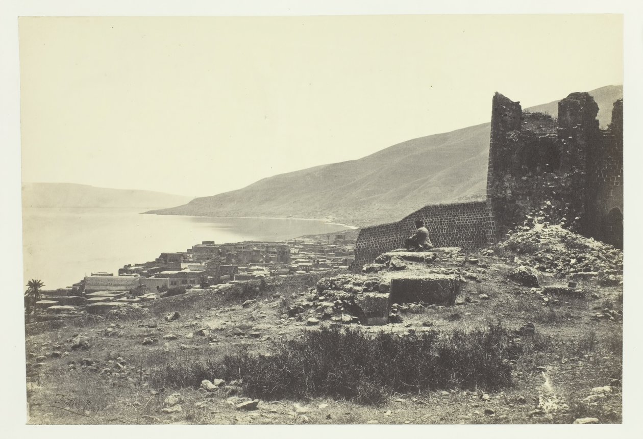 Byen og innsjøen Tiberias, fra nord, 1857. av Francis Frith