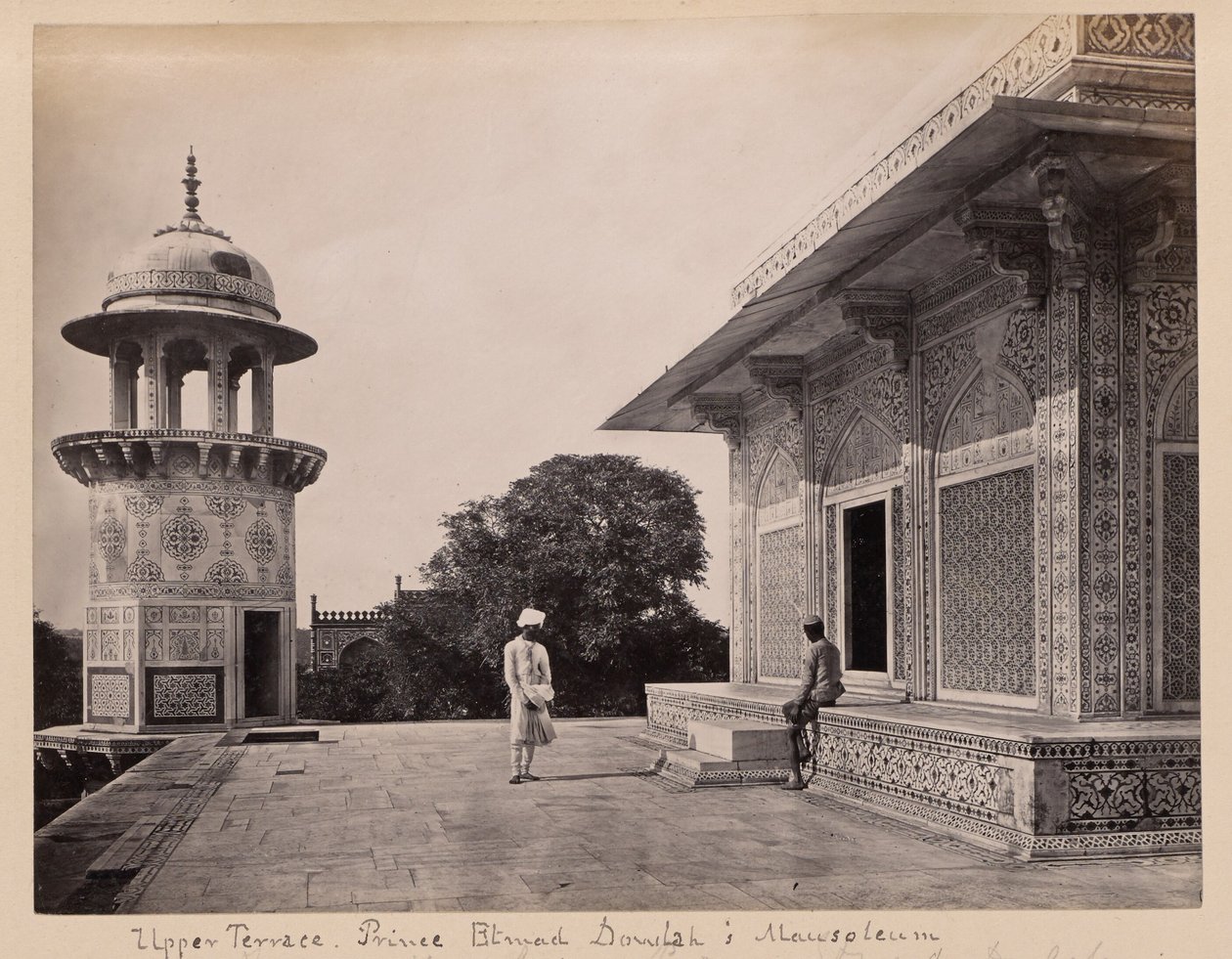 Øvre terrasse, prins Etmad Dowlah; mausoleum, Agra av Francis Frith