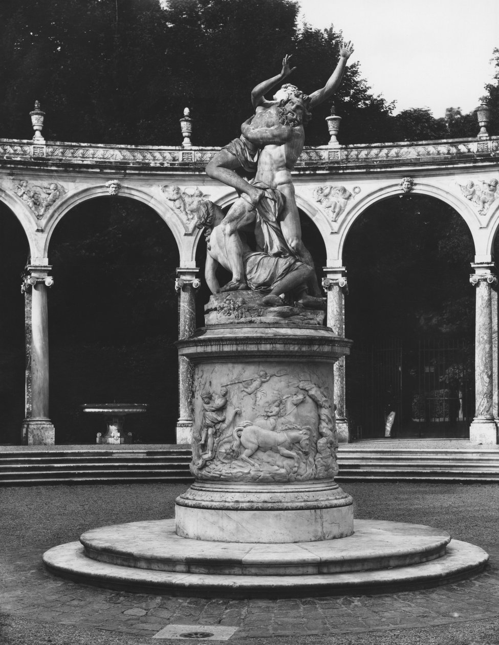 Voldtekt av Proserpina av Pluto mens en av hennes følgesvenner holder henne tilbake, lunden til Colonnaden av Francois Girardon