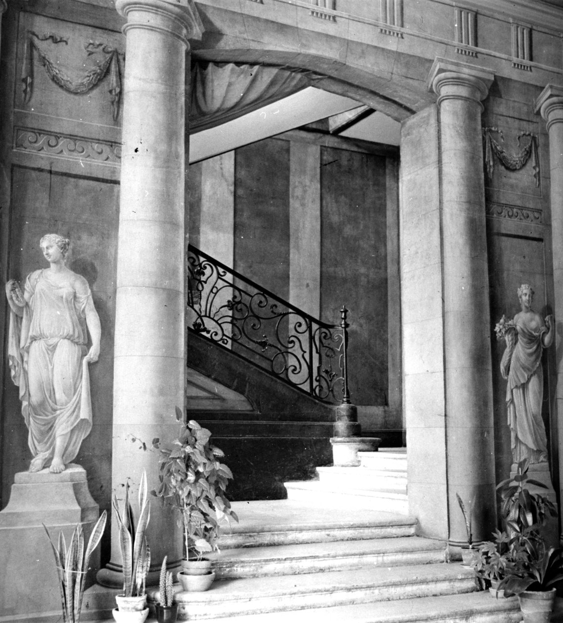 Vestibylen til Folie St.James, Neuilly-sur-Seine (s/hvitt-bilde) av Francois Joseph Belanger