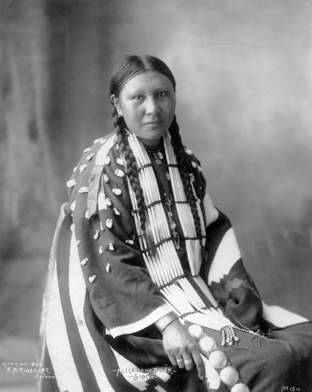 Alice Lone Bear, Sioux, 1898 av Frank Albert Rinehart